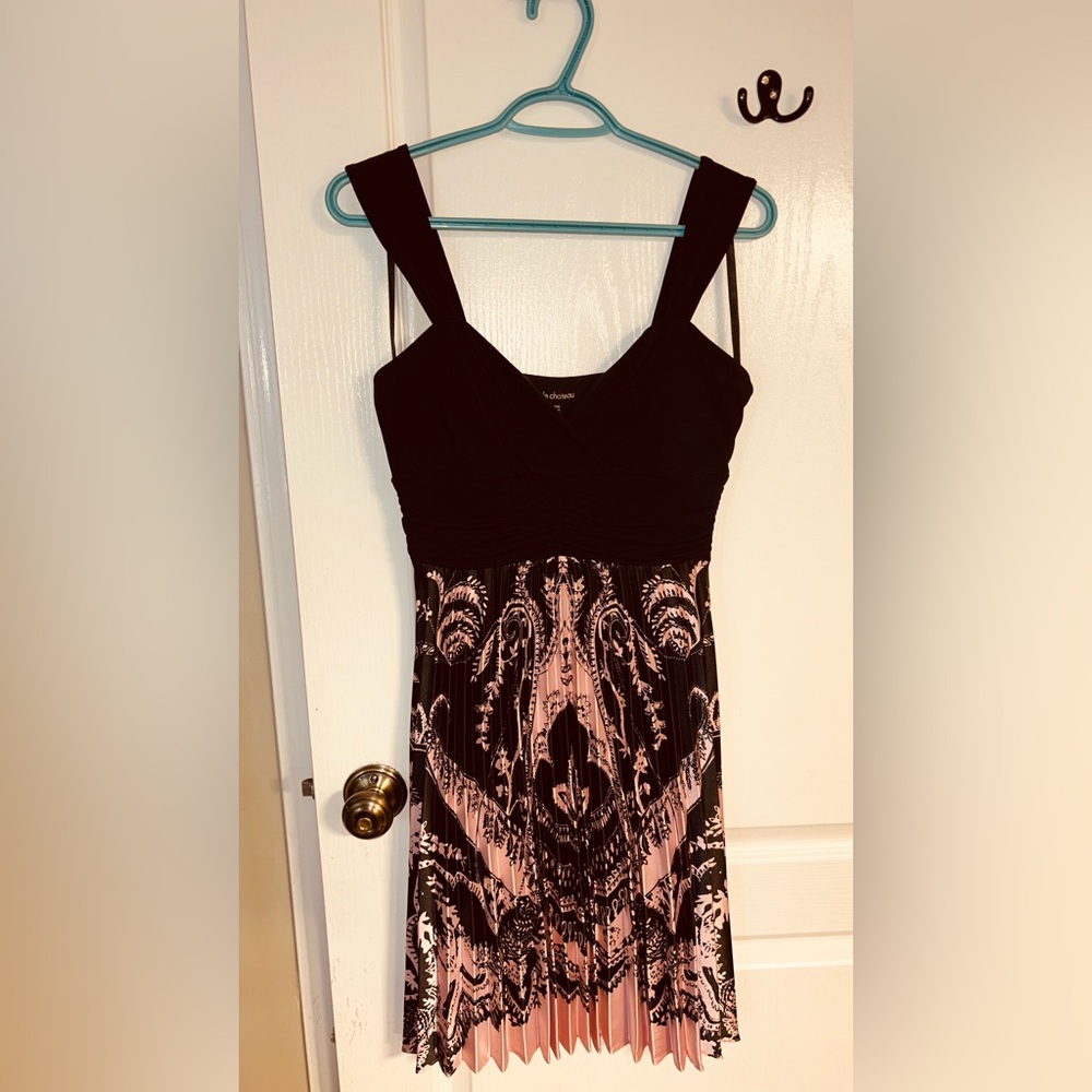 Black & Blush pleated midi Dress - sz Medium - Le Château